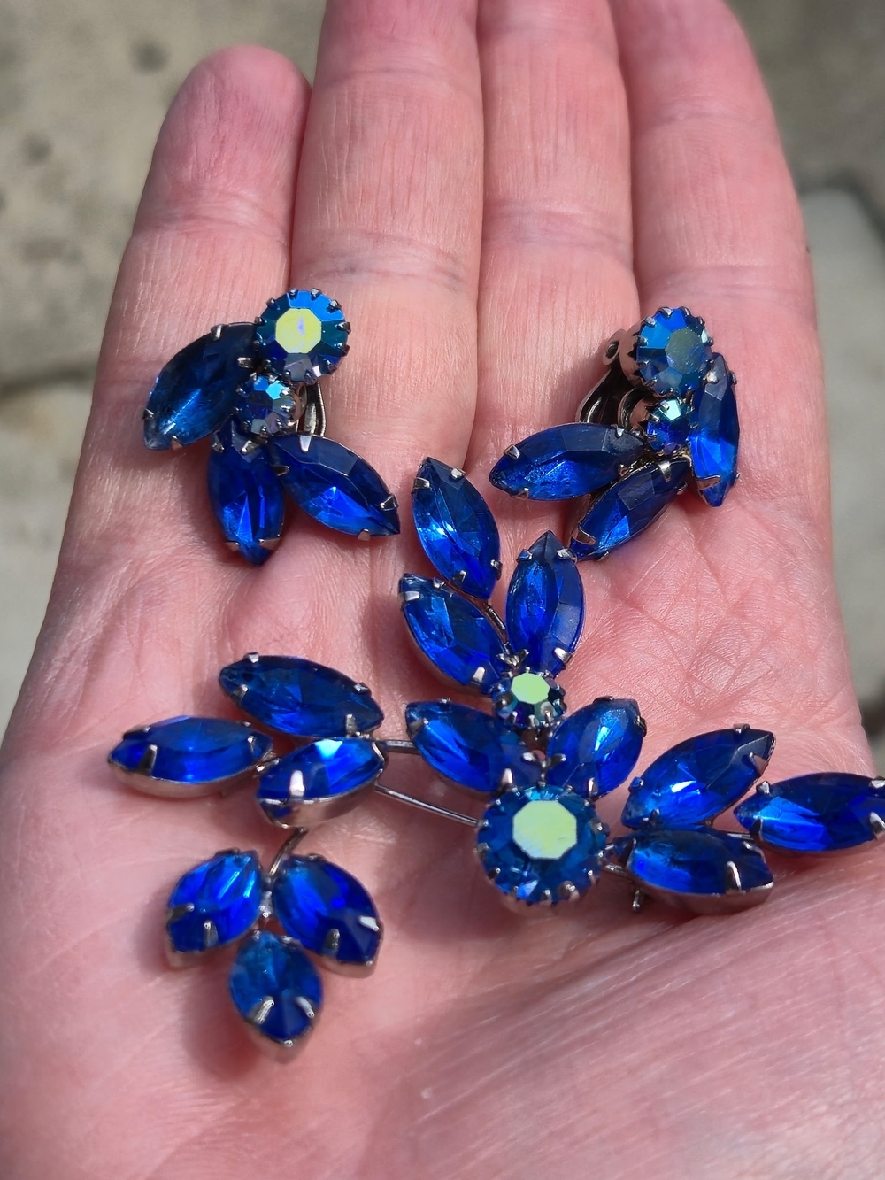 Vtg. blue faceted rhinestone, silver metal brooch/earring set.